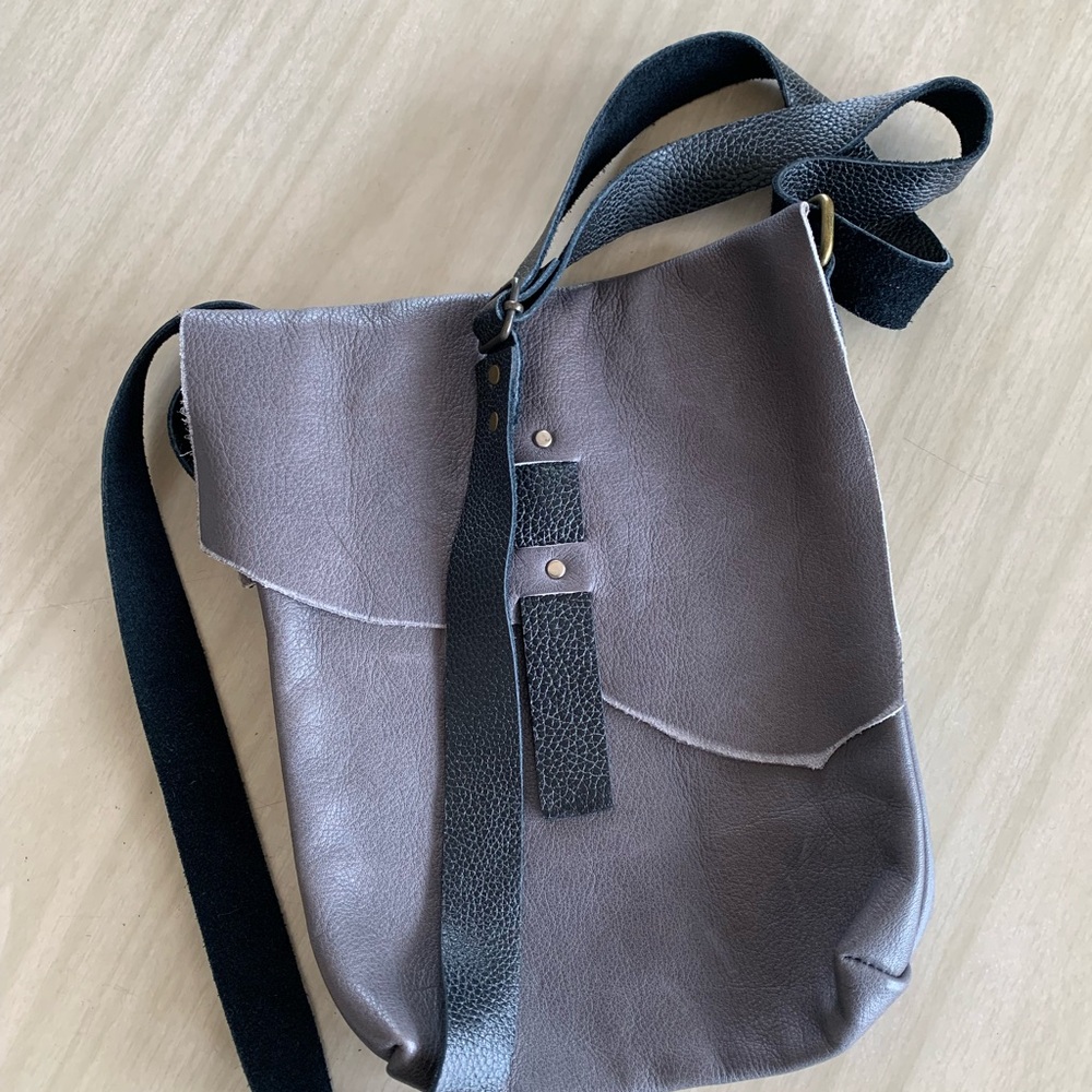 🍄3/29🍄Gray Leather Crossbody Bag